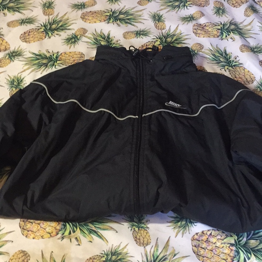 Nike windbreaker build in hood